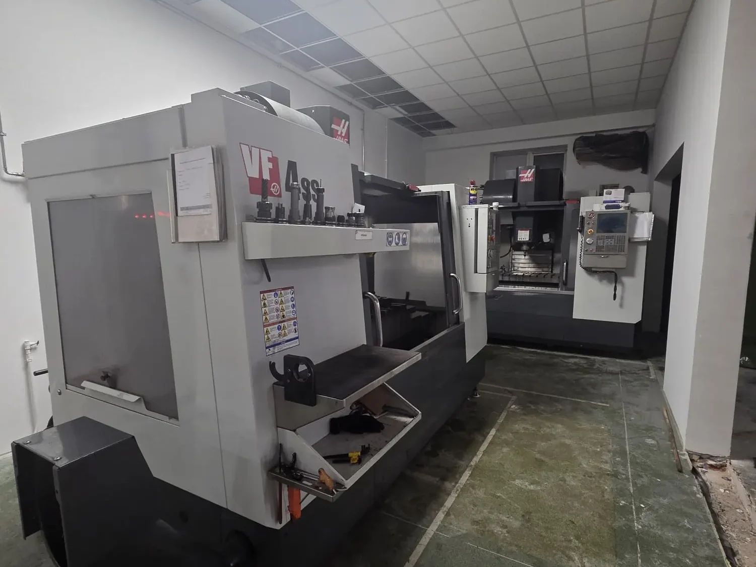 Relokacja maszyn CNC w hali produkcyjnej w Rzeszowie