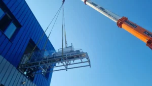 Transport elementu linii produkcyjnej dźwigiem – Mielec